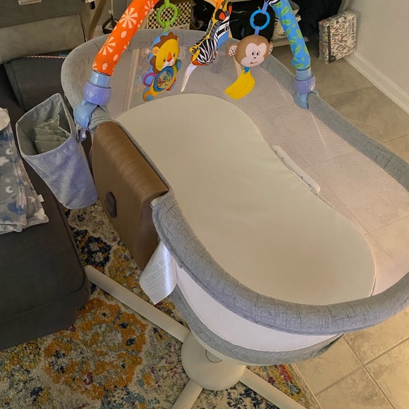 Halo bassinet , mamaroo and dockatot - Picture 8 of 8